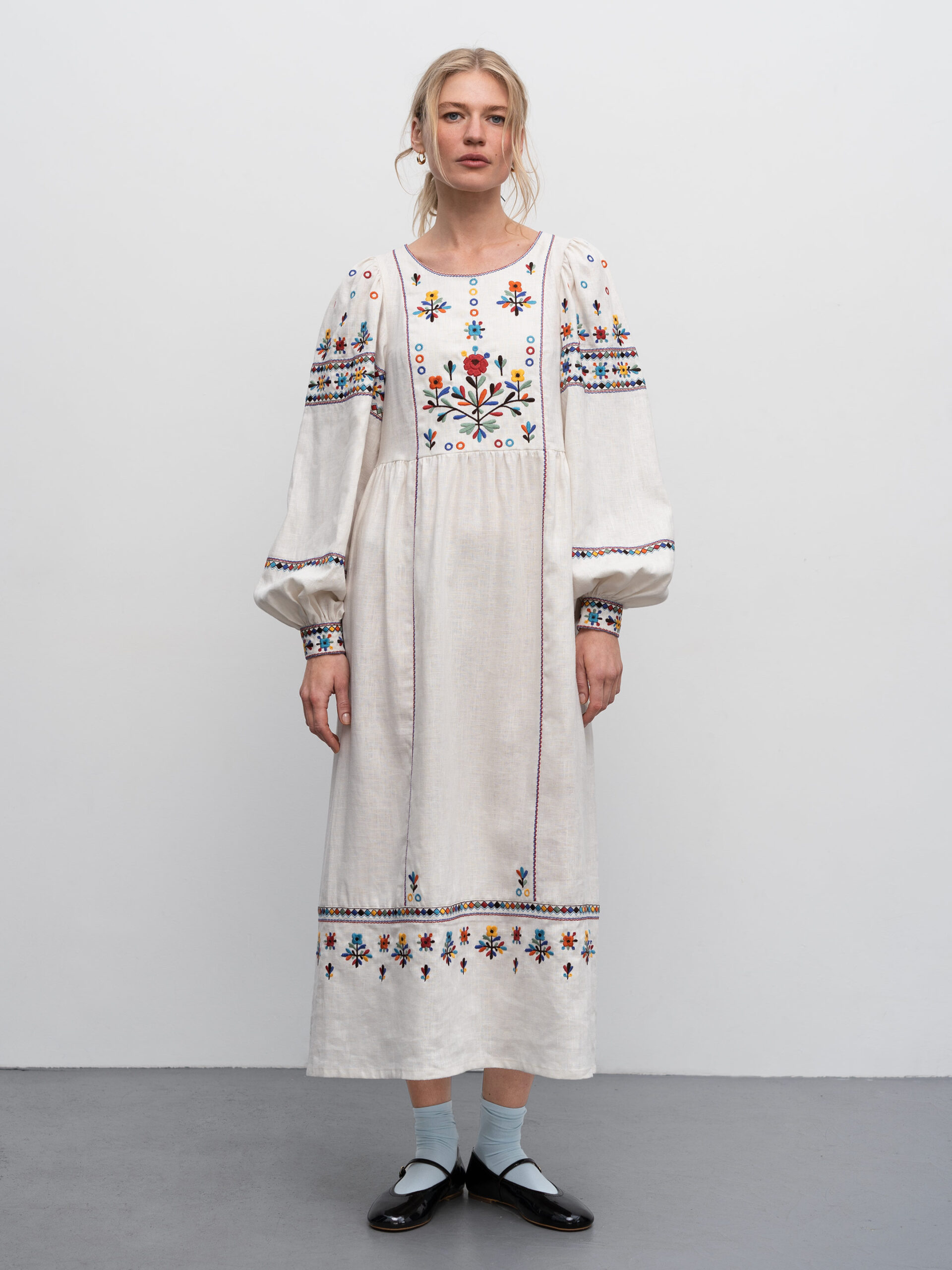 16ELq0BaApvkVaXc5F9SAZ6zcQYvDBoX5aPT4sDW Long embroidered linen dress