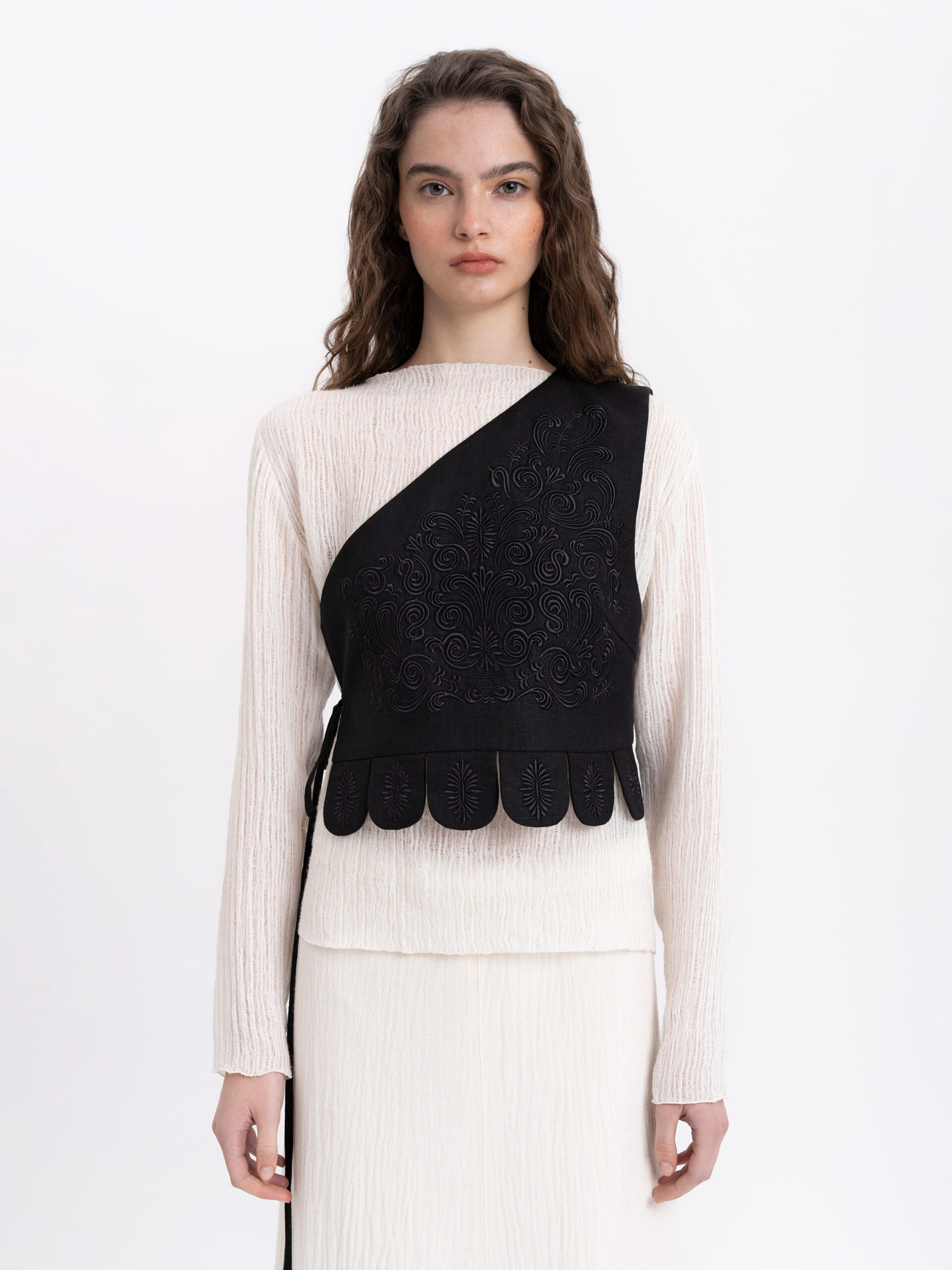 siTaXDtSEBEHG49uI2yb3KweSlBzhAQ3miKRItot Asymmetric vest with black embroidery